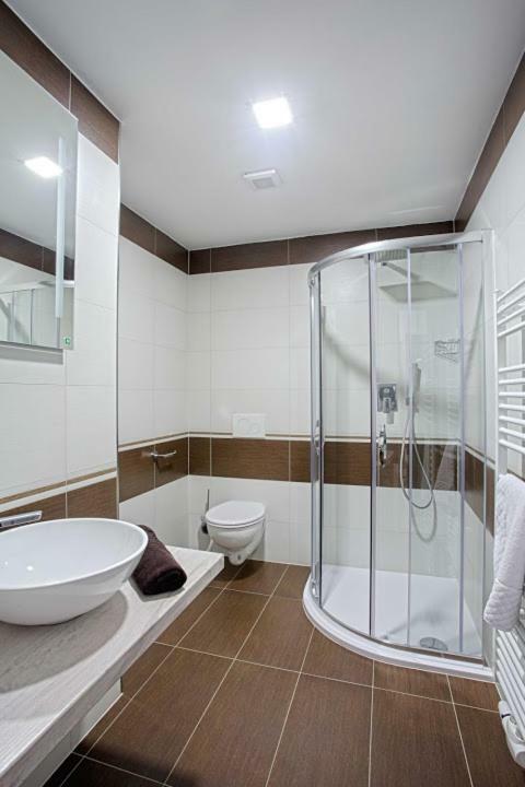 Snekolend Hotel โรกีนีซ นัด ยีเซอโร ภายนอก รูปภาพ